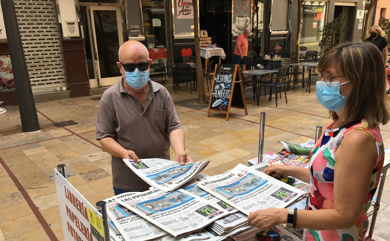 Un lector compra un ejemplar de Las Provincias en Gandia, en la librería Mas, en la calle Rausell. 
