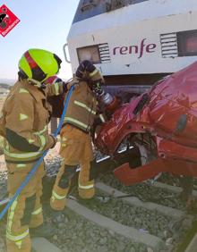 Imagen secundaria 2 - Accidente de tren | Cuatro muertos al chocar un coche y un tren en Novelda