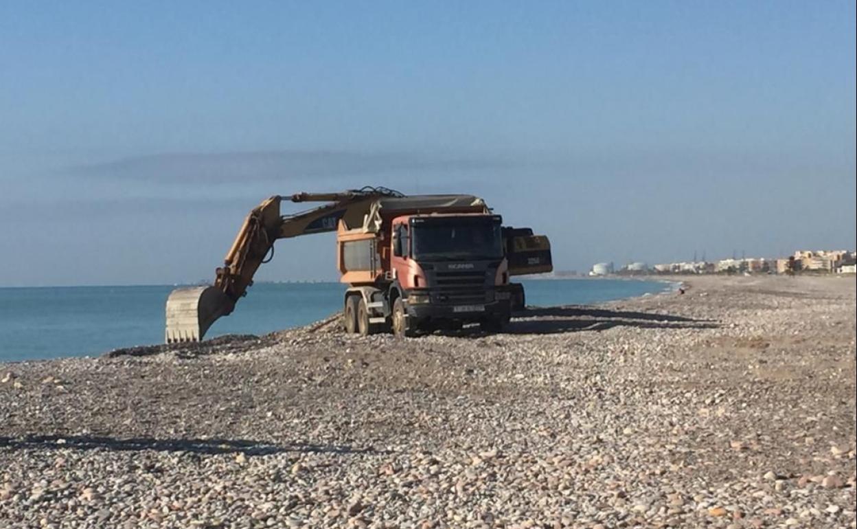 Labores de nivelación en la playa de Corinto de Sagunto. 