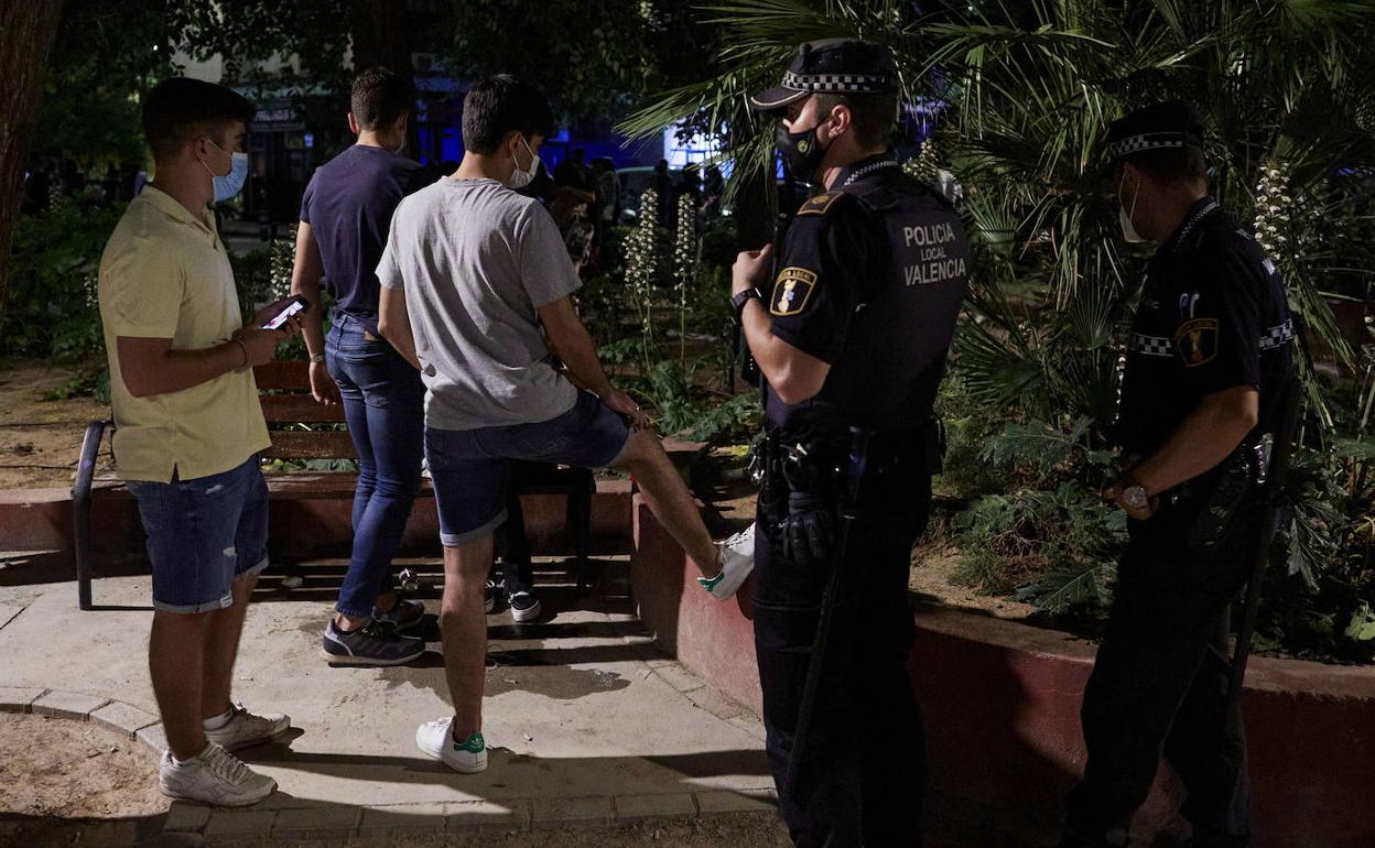 La policía desaloja un botellón de jóvenes en Valencia.