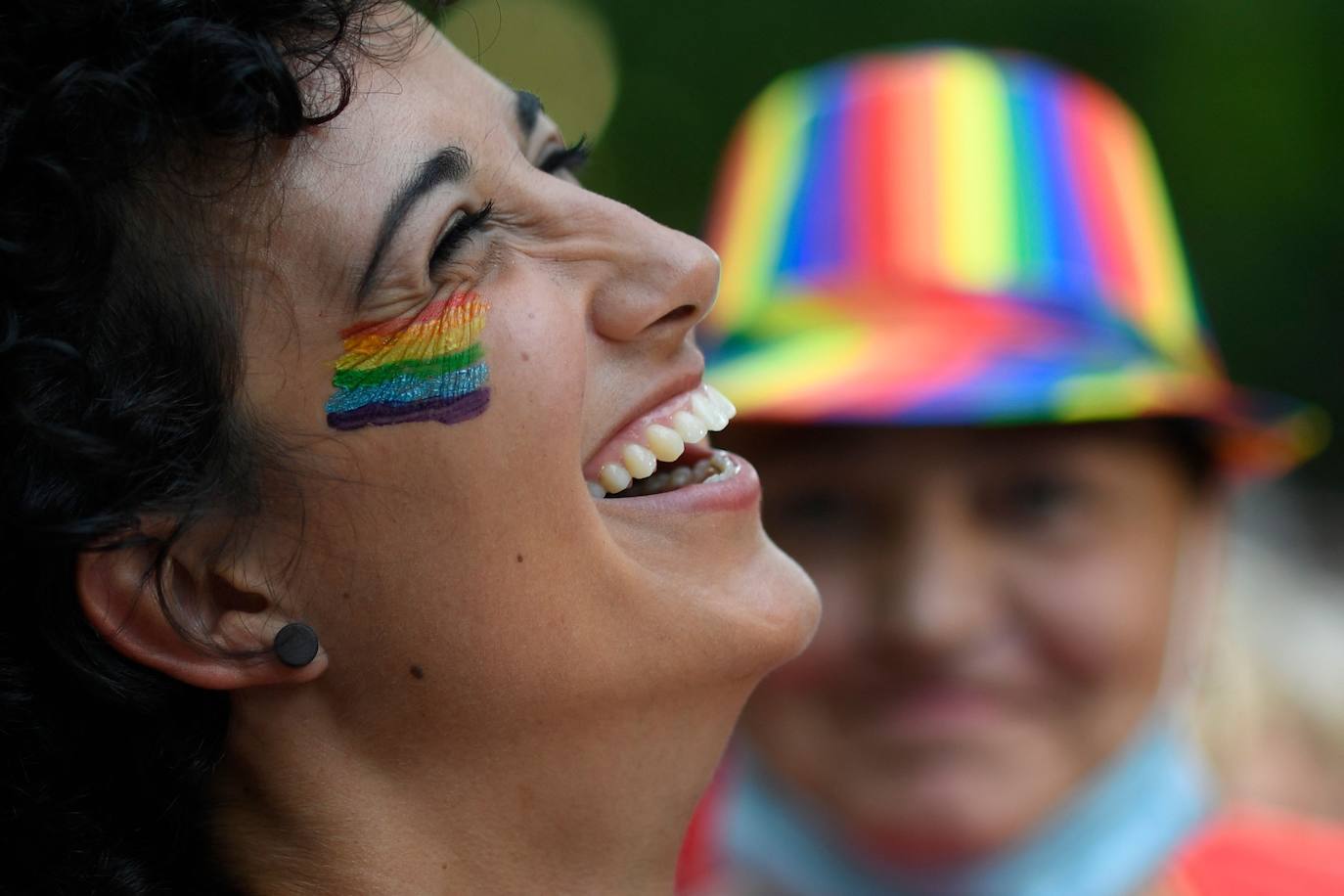Miles de personas se han manifestado este sábado en Madrid en una marcha del Orgullo 2021 marcada por las medidas impuestas por la organización por la pandemia y con una clara reivindicación por los derechos de las personas trans. 