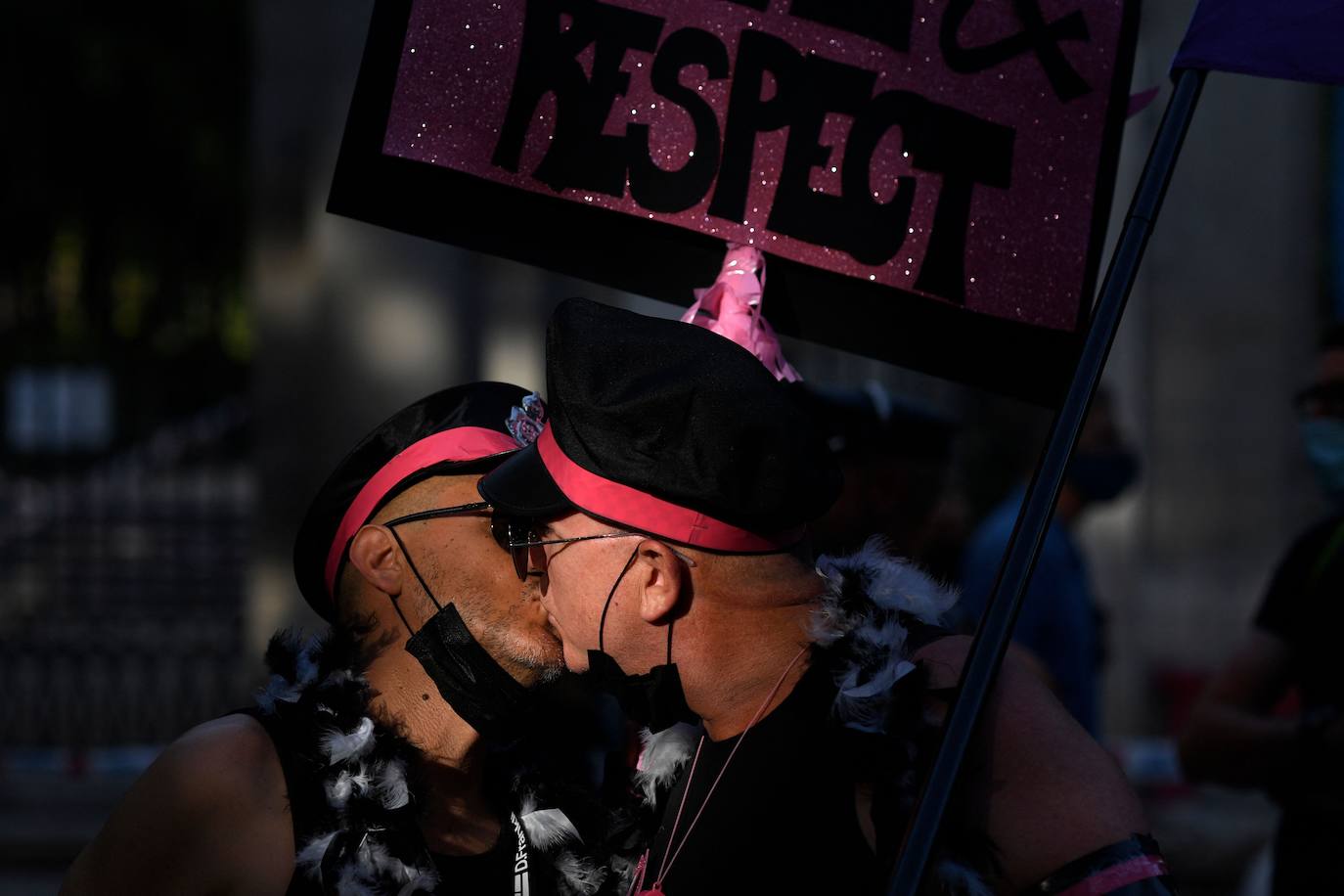 Miles de personas se han manifestado este sábado en Madrid en una marcha del Orgullo 2021 marcada por las medidas impuestas por la organización por la pandemia y con una clara reivindicación por los derechos de las personas trans. 