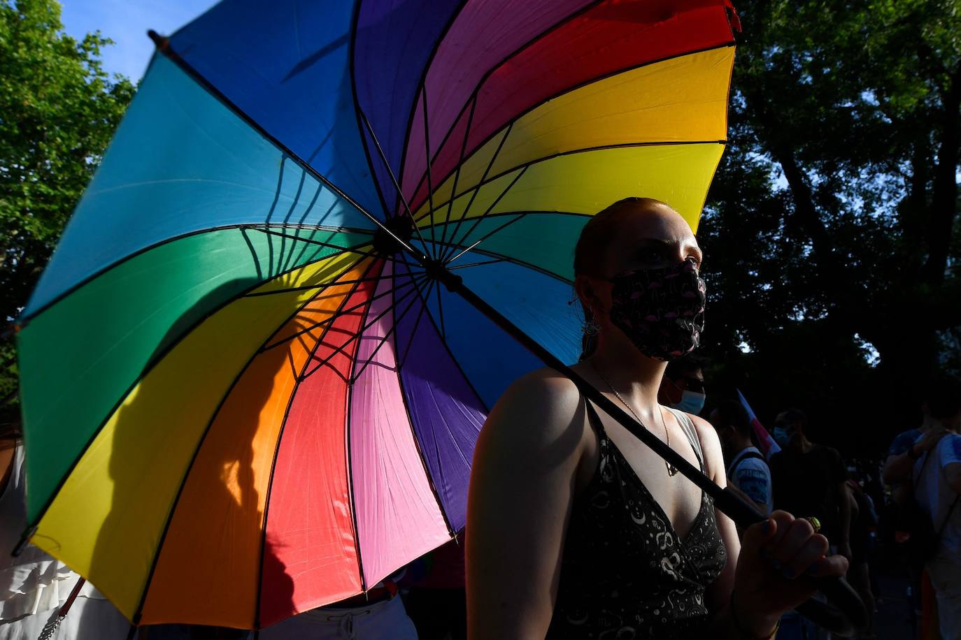 Miles de personas se han manifestado este sábado en Madrid en una marcha del Orgullo 2021 marcada por las medidas impuestas por la organización por la pandemia y con una clara reivindicación por los derechos de las personas trans. 