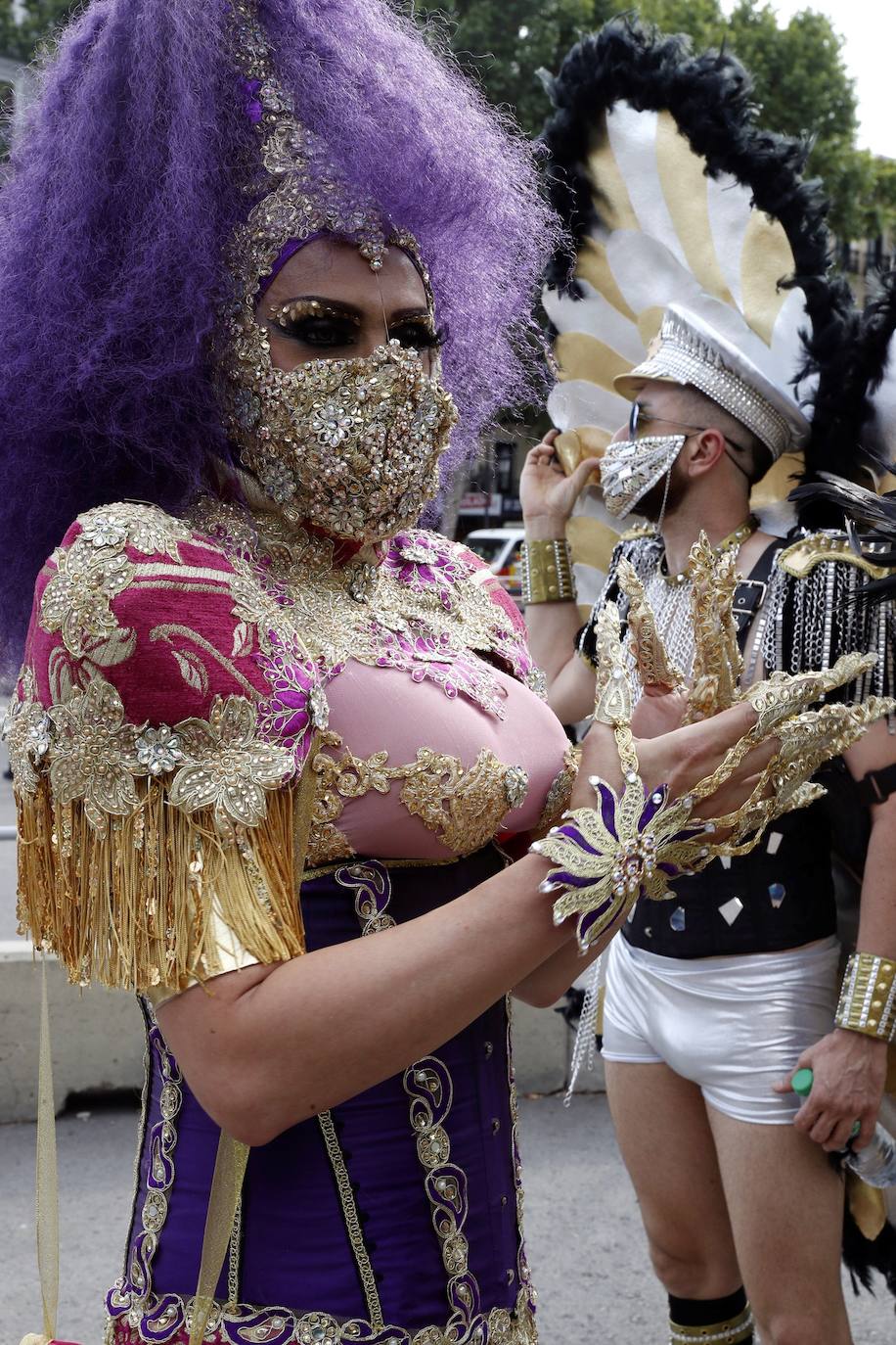 Miles de personas se han manifestado este sábado en Madrid en una marcha del Orgullo 2021 marcada por las medidas impuestas por la organización por la pandemia y con una clara reivindicación por los derechos de las personas trans. 