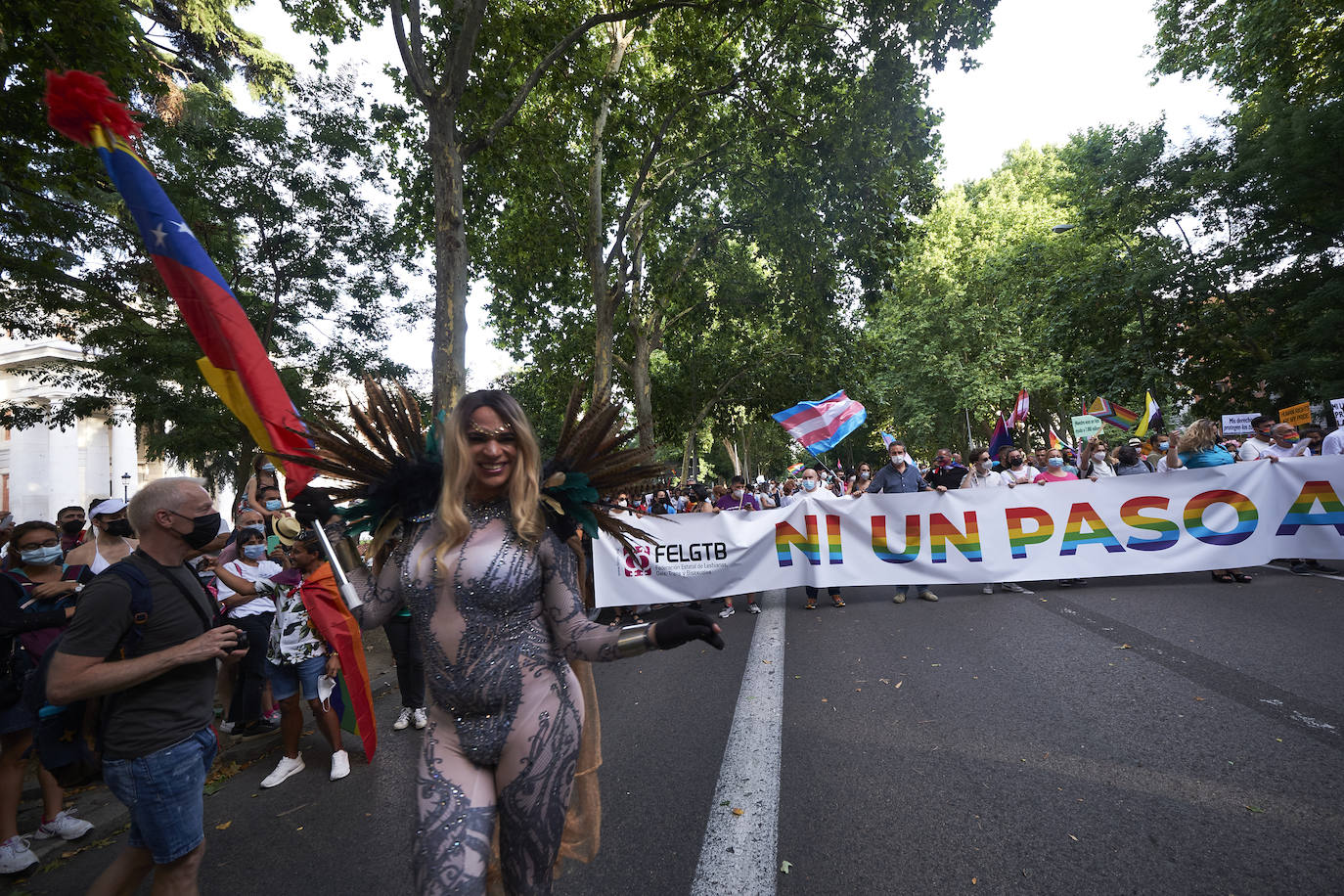 Miles de personas se han manifestado este sábado en Madrid en una marcha del Orgullo 2021 marcada por las medidas impuestas por la organización por la pandemia y con una clara reivindicación por los derechos de las personas trans. 