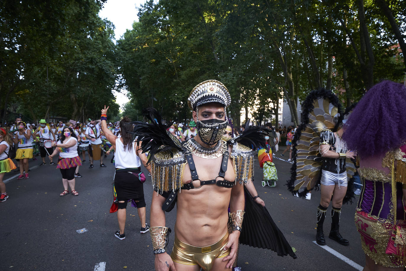 Miles de personas se han manifestado este sábado en Madrid en una marcha del Orgullo 2021 marcada por las medidas impuestas por la organización por la pandemia y con una clara reivindicación por los derechos de las personas trans. 