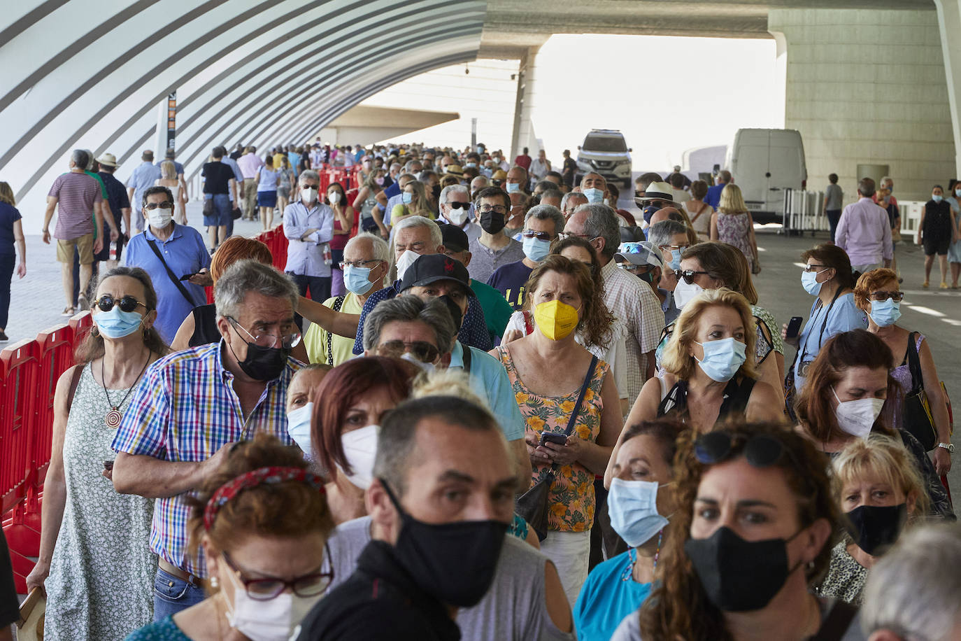 Colas para vacunarse en Valencia este sábado 3 de julio. 