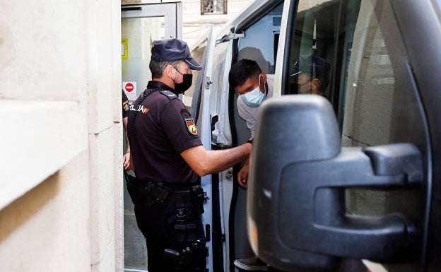 Un agente acompaña a uno de los acusados a su llegada a la Audiencia este lunes. 