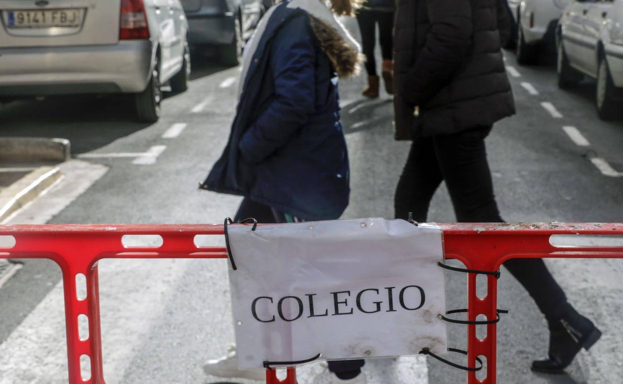 Alumnos accediendo a un colegio. 