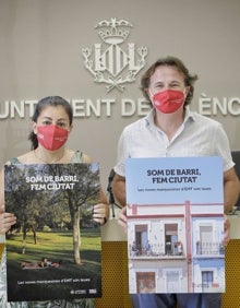 Imagen secundaria 2 - Explicación de las mejoras de las marquesinas; modelos de las paradas y el edil Giuseppe Grezzi junto a la directora gerente Marta Serrano. AYUNTAMIENTO