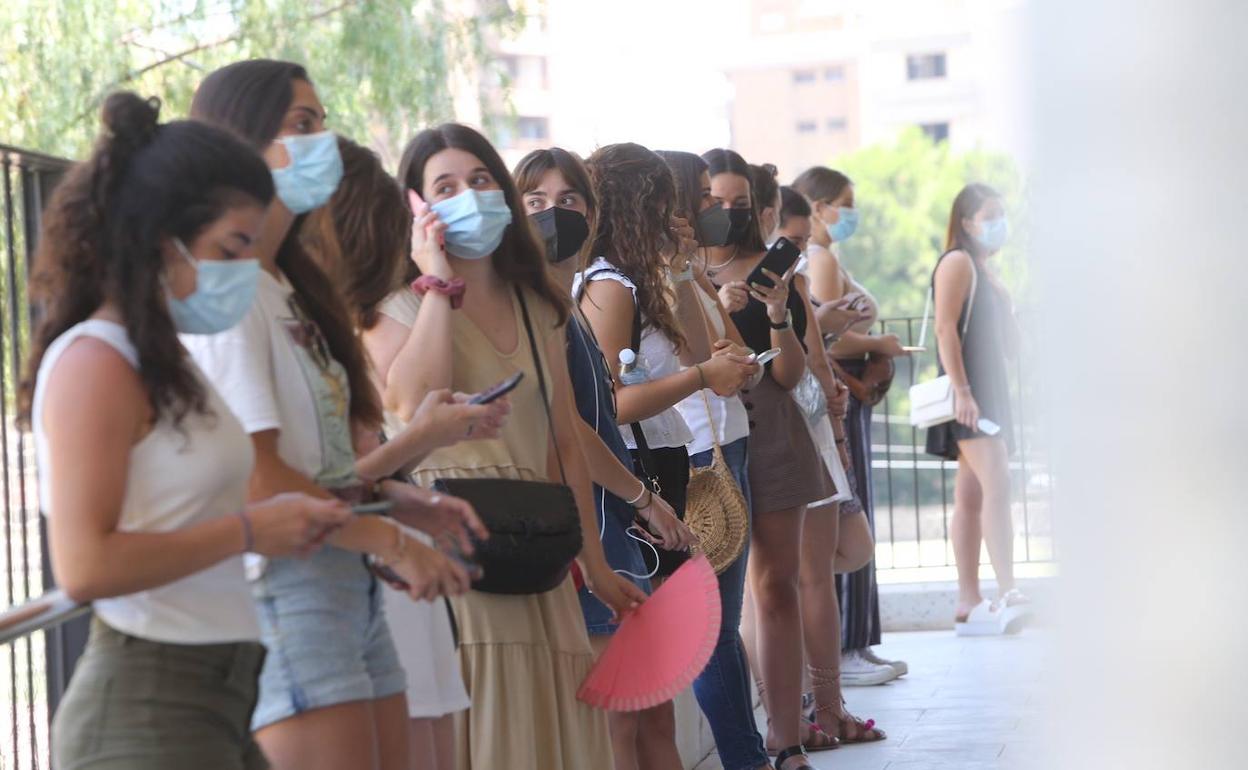 Estudiantes de Erasmus en la cola para vacunarse. 