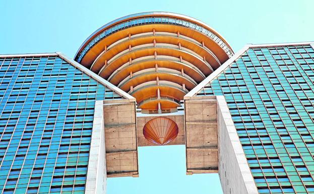 La cúpula que culmina el edificio tiene forma de diamante. 