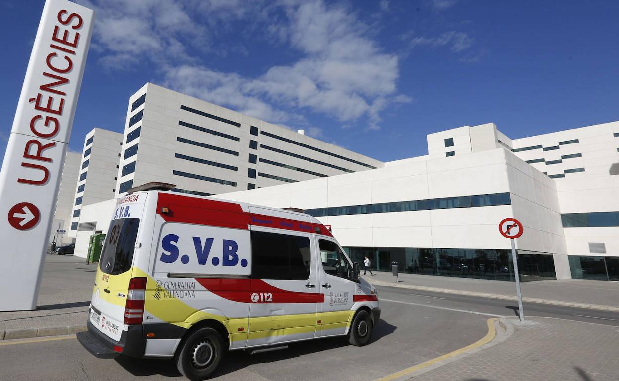 Una ambulancia en el Hospital La Fe.