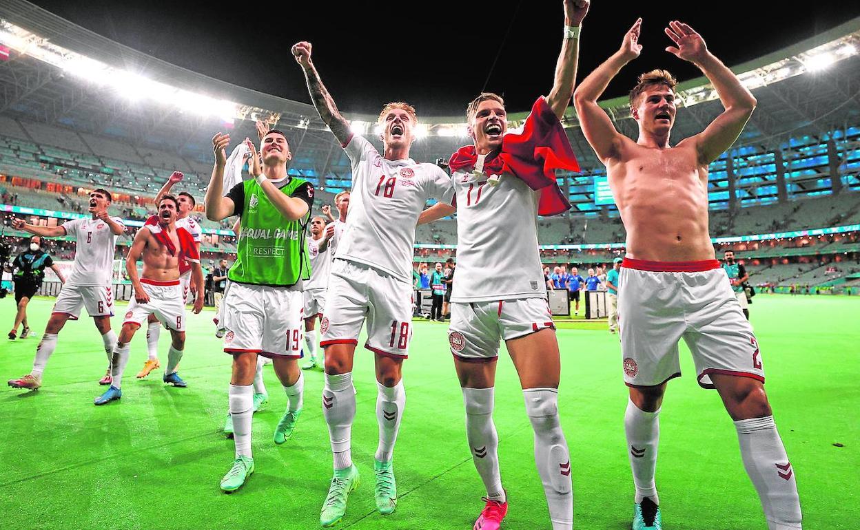 Wass, dorsal 18, celebra con sus compañeros de selección el pase a semifinales. 