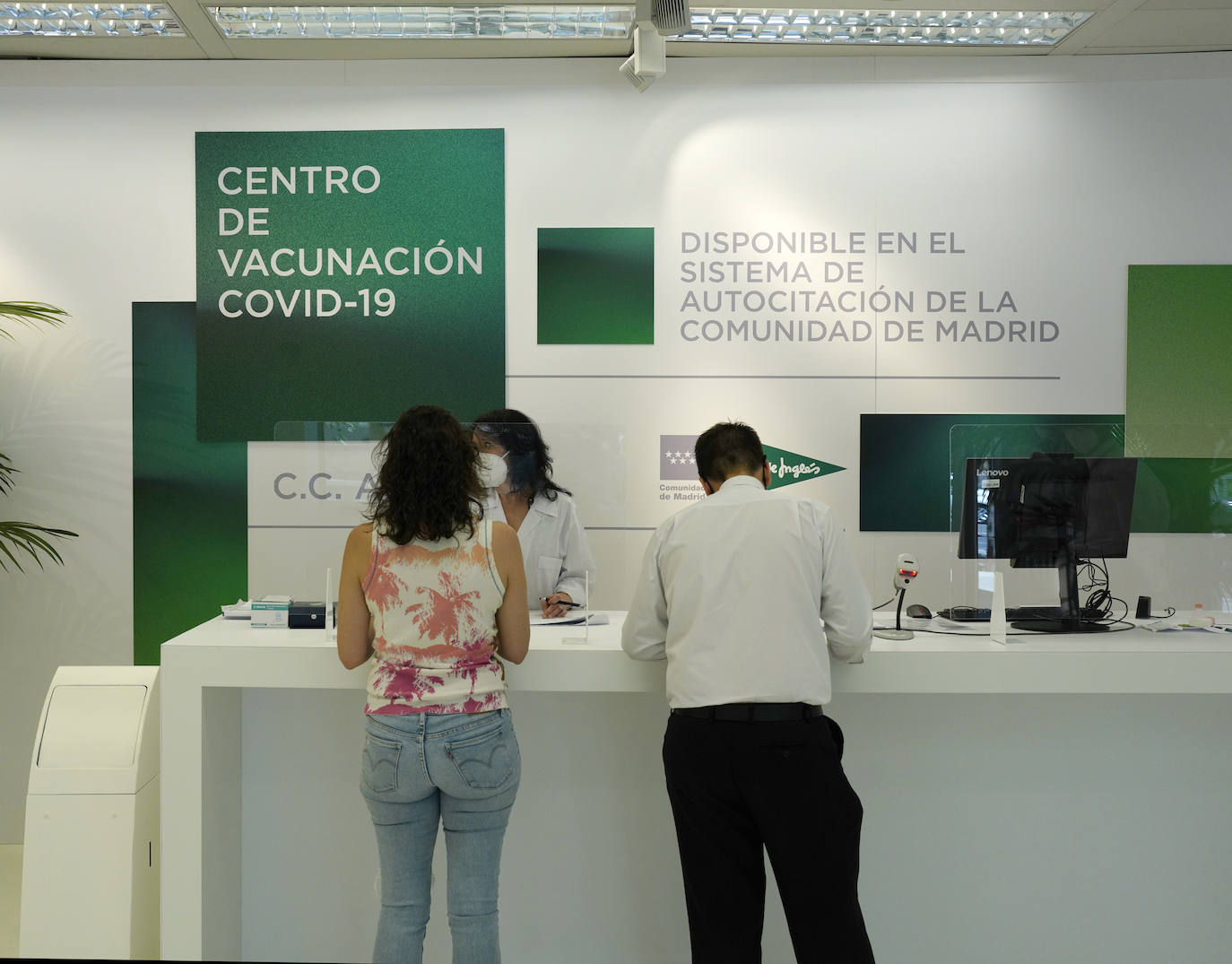 La atención al paciente del Centro de Vacunación de El Corte Inglés de Arapiles, en Madrid.