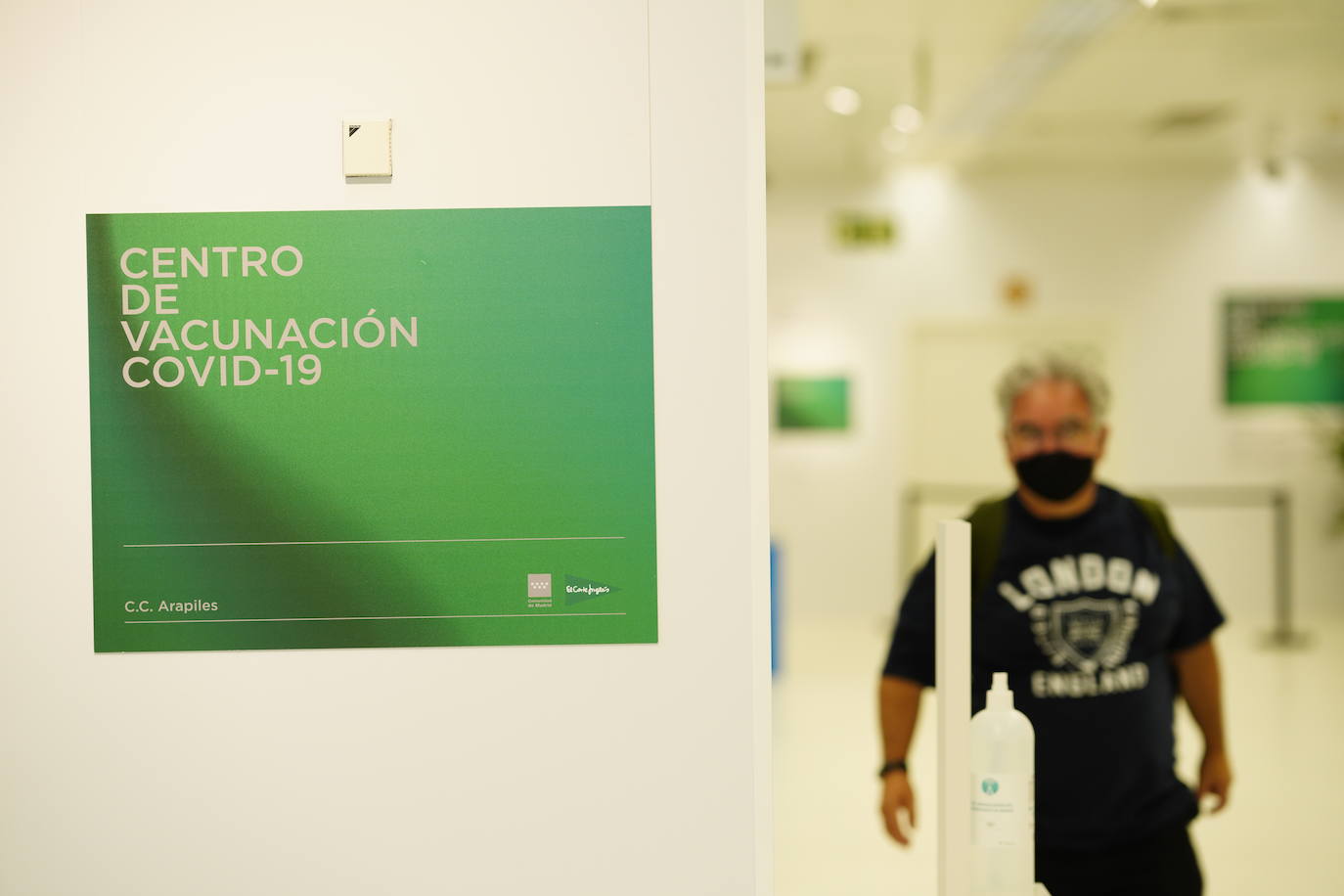 Un paciente en el Centro de Vacunación de El Corte Inglés de Arapiles, en Madrid.