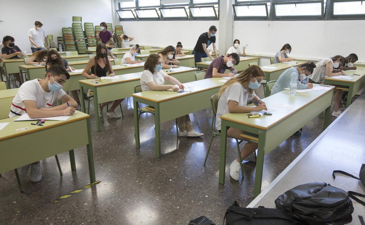 Estudiantes durante la selectividad extraordinaria en un tribunal de la Universitat Politècnica (UPV). 