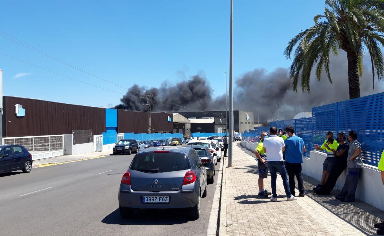 La columna de humo es visible desde la distancia. 