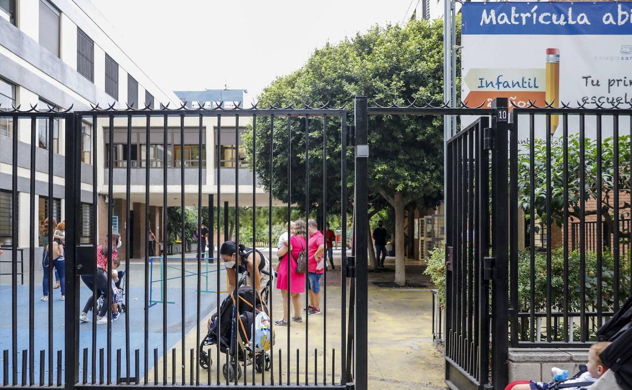 Entrada en un colegio valenciano, el primer día de curso. 