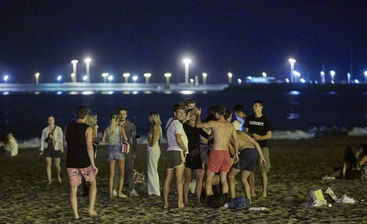 Botellón en la playa de Valencia. 