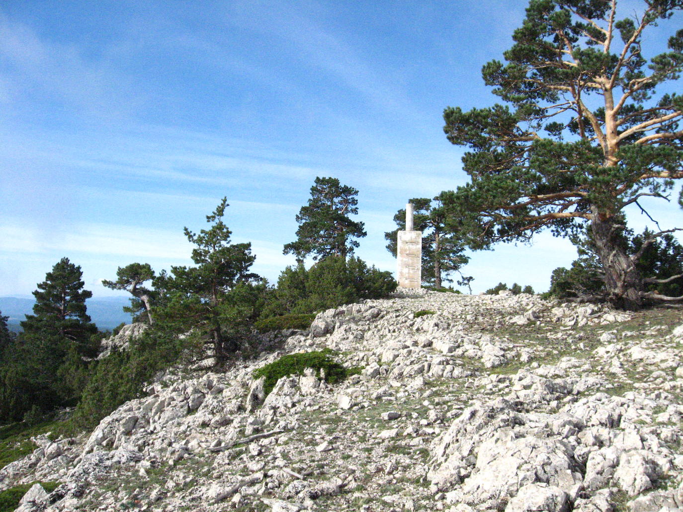 El Alto de las Barracas es el pico más alto de la Comunitat valenciana. Con sus 1838 metros de altura, está situado en el parque natural de la Puebla de San Miguel, en el límite entre el Rincón de Ademuz y la provincia de Teruel. 