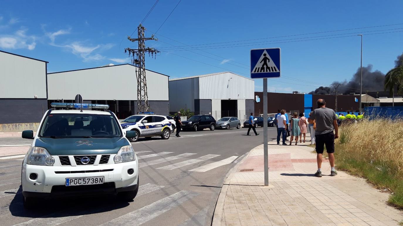 El fuego se ha iniciado este martes por la mañana y al ser una nave donde se trabaja con pinturas y barnices se ha generado una intensa columna de humo gris visible desde varios kilómetros. Los bomberos trabajan en su control para que no se propague.