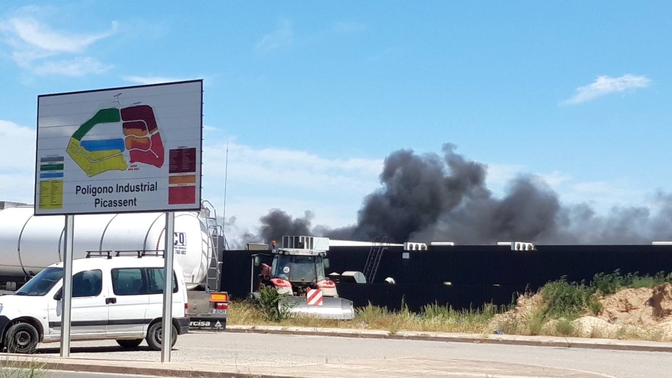 El fuego se ha iniciado este martes por la mañana y al ser una nave donde se trabaja con pinturas y barnices se ha generado una intensa columna de humo gris visible desde varios kilómetros. Los bomberos trabajan en su control para que no se propague.