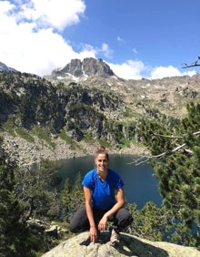 Imagen secundaria 2 - Irene Garí, en Nueva York, con su hermano, cuando estuvo estudiando en Estados Unidos. Abajo, en California y a la derecha, en el Estany de Gerber, en el Pirineo leridano.