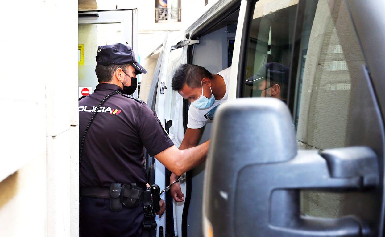 Uno de los acusados, a sus llegada a la Audiencia Provincial de Alicante. 