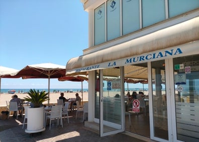 Imagen secundaria 1 - Arriba, terraza del restaurante Almar, con el paseo marítimo de fondo. Abajo a la izquierda, puerta lateral del restaurante La Murciana. Abajo a la derecha, terraza del restaurante La Herradura. 