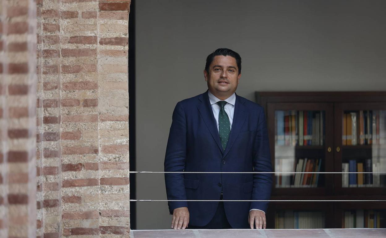 José Manuel Pagán, en el edificio que alberga el rectordao de la Universidad Católica. 