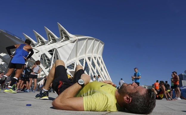 Un atleta, tras cruzas la línea de meta del Maratón Valencia Trinidad Alfonso EDP. 