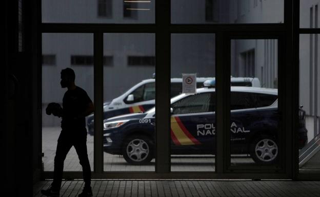 Interior del cuartel de Lonzas, en A Coruña, donde permanecen los tres detenidos por el crimen de Samuel. 