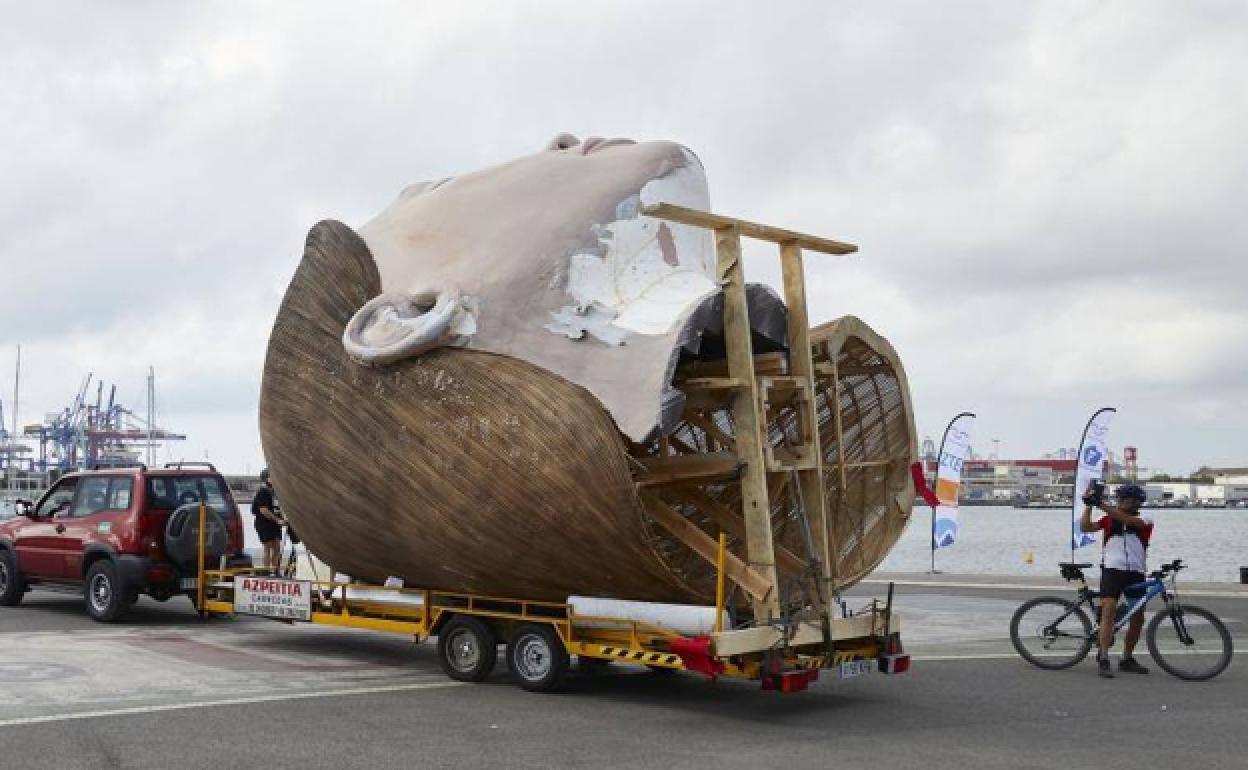 ''La Meditadora', saliendo de La Marina de Valencia.