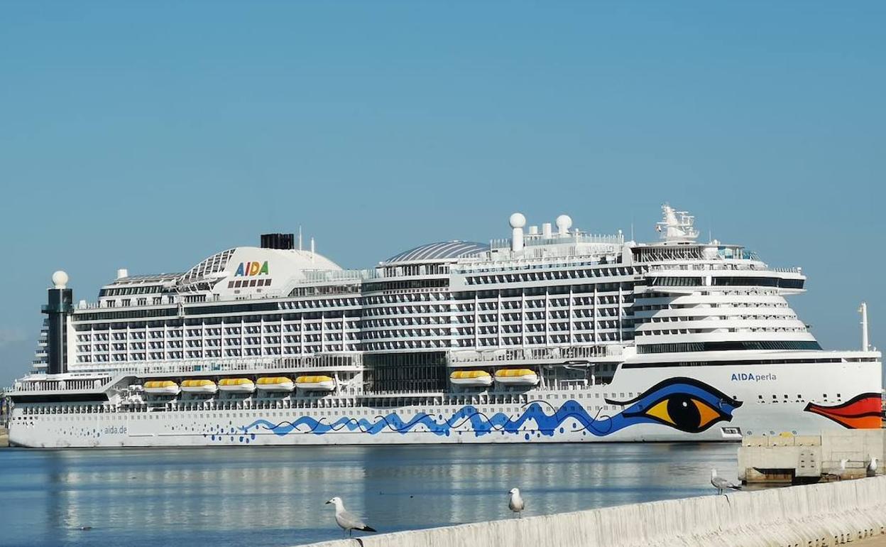 El crucero AIDAperla atracado en el puerto.