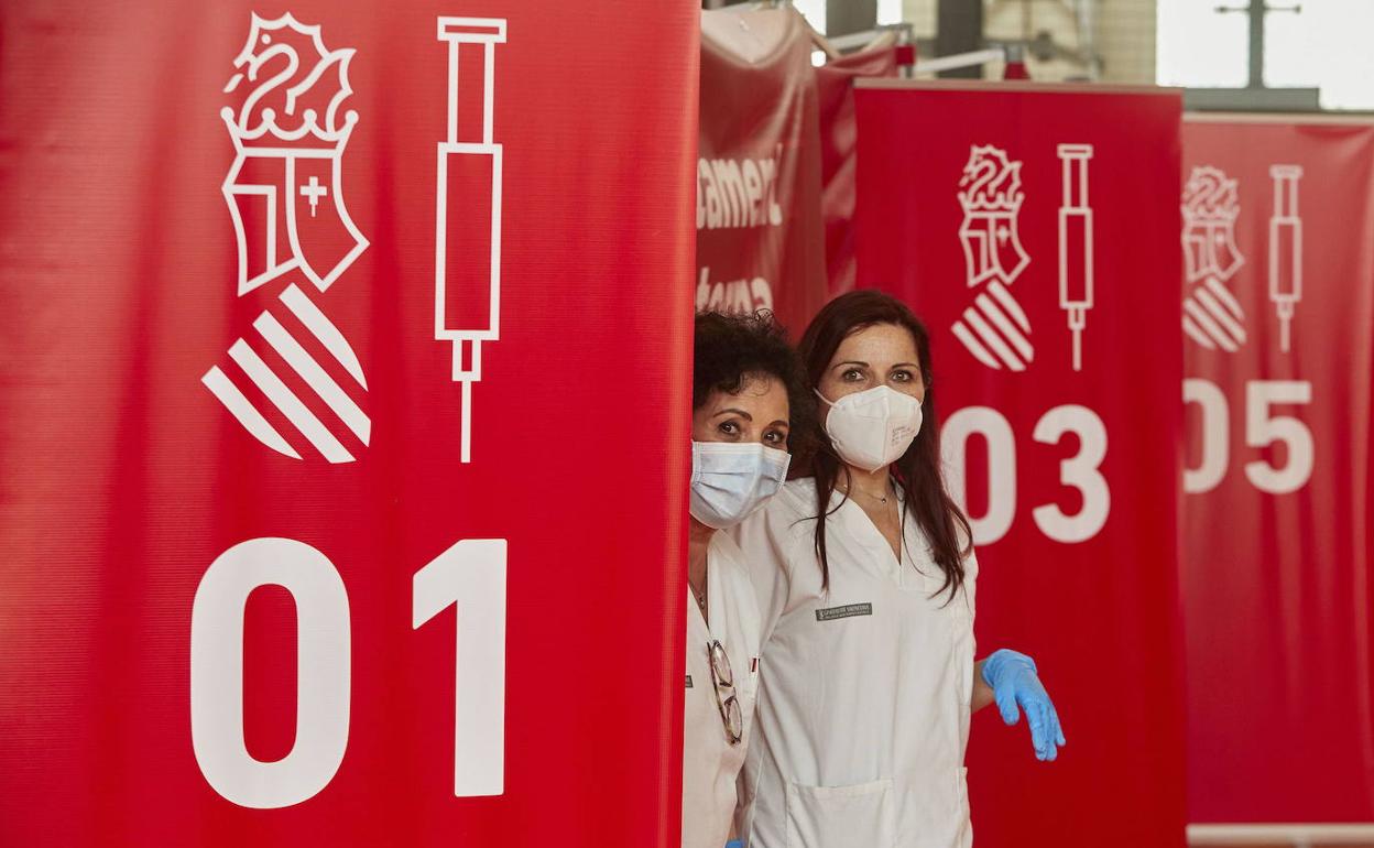 Enfermeras en un puesto de administración de vacunas contra el coronavirus, en Valencia. 