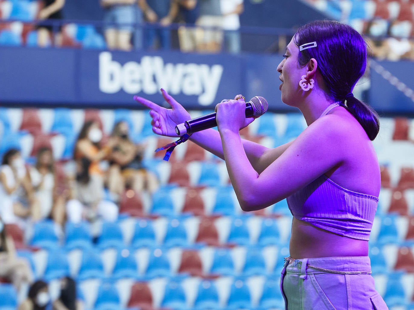 El festival de música urbana Big Sound ha devuelto este jueves el ritmo a Valencia. Cinco horas de música en el estadio del Levante UD con Nassim, Robie, Chilax, Medina Kid, el 'dj' Del Puerto, Don Patricio, Chema Rivas y Ana Mena. El festival continuará el sábado con las actuaciones de Bad Gyal, Danny Romero y Mueveloreina, entre otros. 