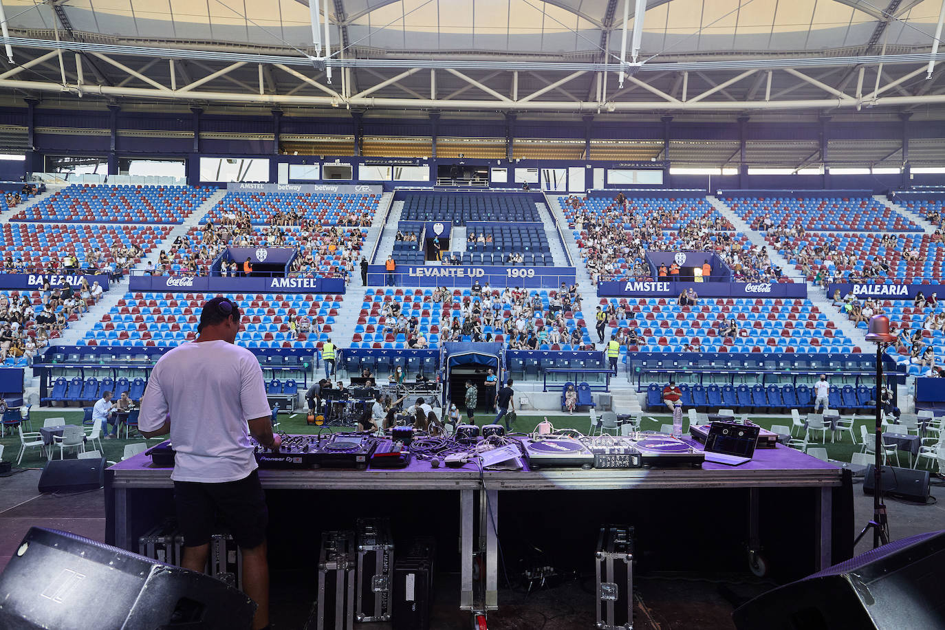 El festival de música urbana Big Sound ha devuelto este jueves el ritmo a Valencia. Cinco horas de música en el estadio del Levante UD con Nassim, Robie, Chilax, Medina Kid, el 'dj' Del Puerto, Don Patricio, Chema Rivas y Ana Mena. El festival continuará el sábado con las actuaciones de Bad Gyal, Danny Romero y Mueveloreina, entre otros. 