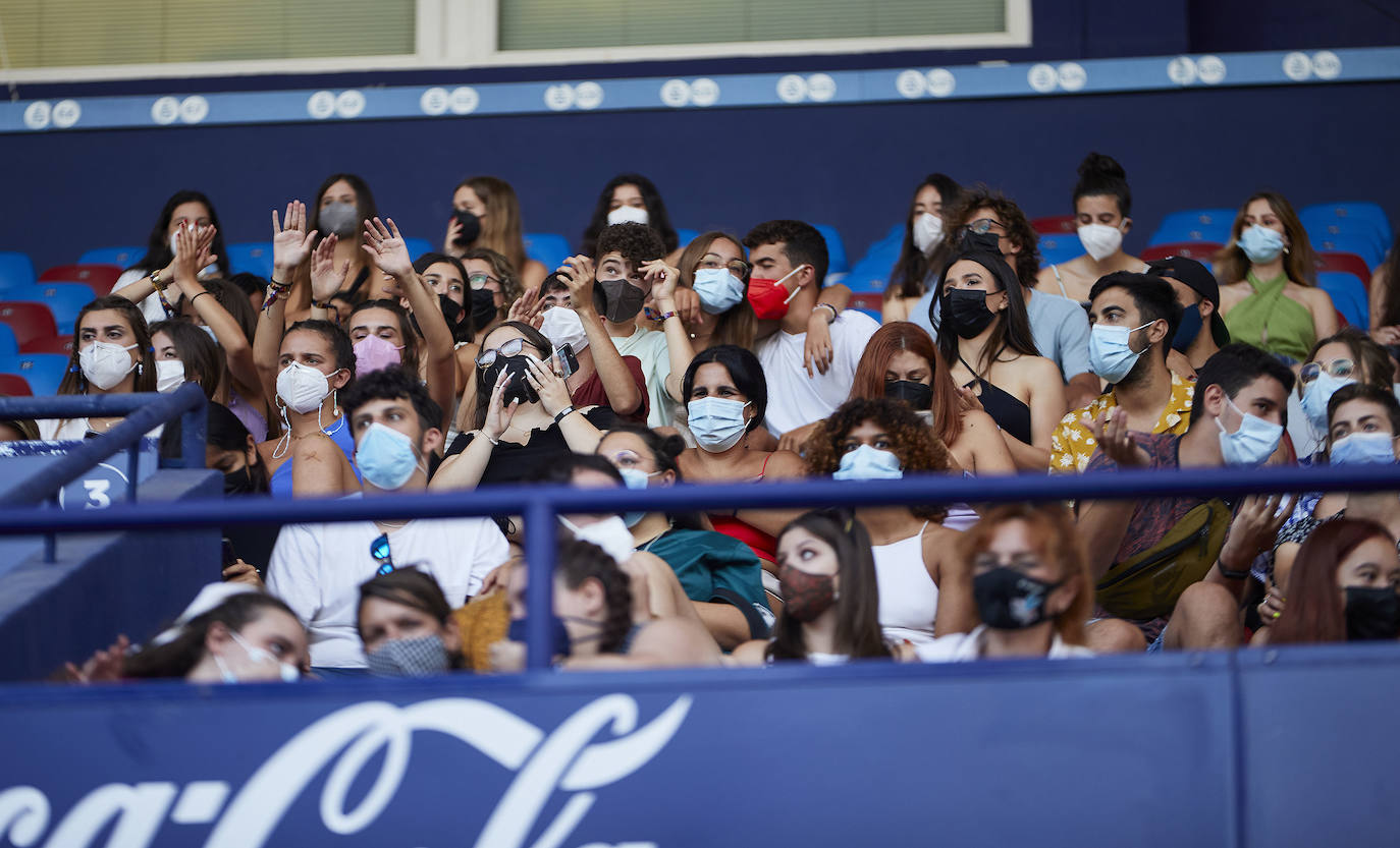 El festival de música urbana Big Sound ha devuelto este jueves el ritmo a Valencia. Cinco horas de música en el estadio del Levante UD con Nassim, Robie, Chilax, Medina Kid, el 'dj' Del Puerto, Don Patricio, Chema Rivas y Ana Mena. El festival continuará el sábado con las actuaciones de Bad Gyal, Danny Romero y Mueveloreina, entre otros. 