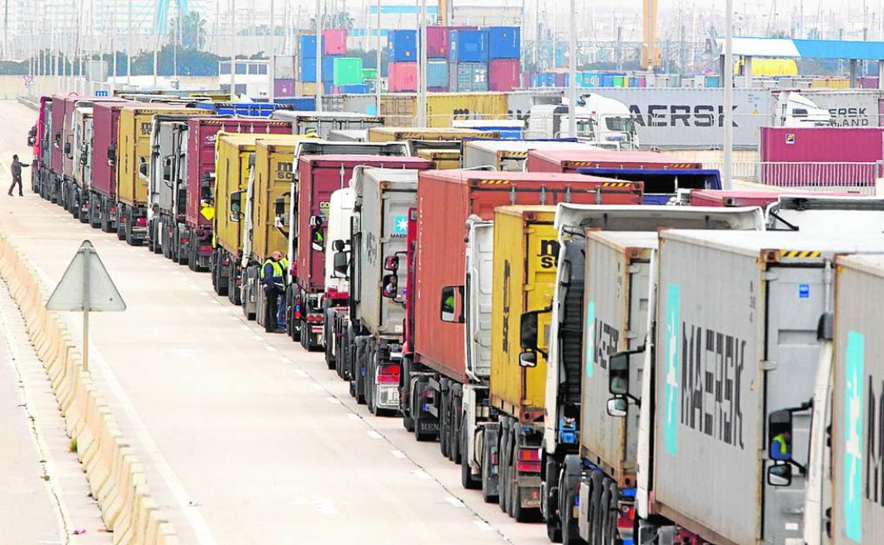 Camiones parados para acceder al puerto de Valencia. 