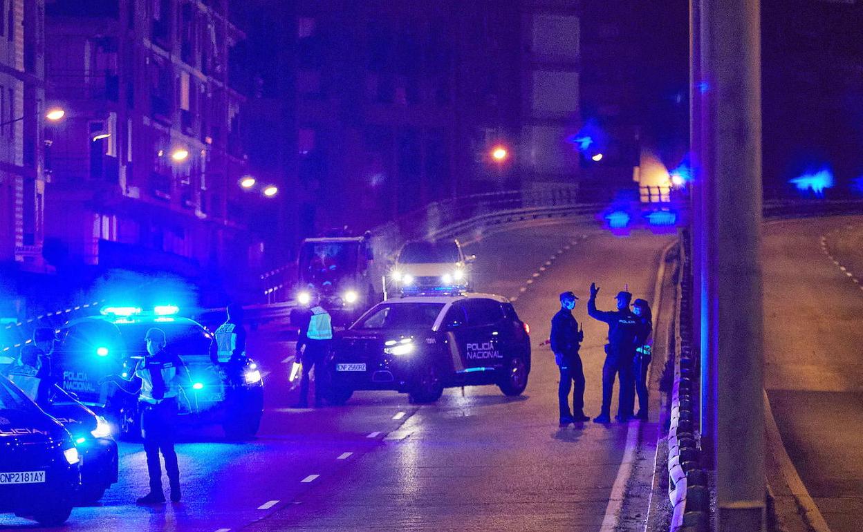 Un control de policía nocturno en Valencia.