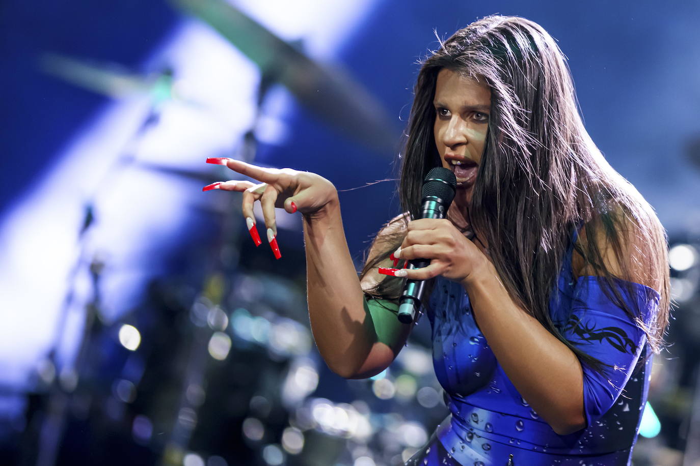 La cantante Nathy Peluso actúa bajo la lluvia en el escenario del lago durante el 55º Festival de Jazz de Montreux, en Suiza. 