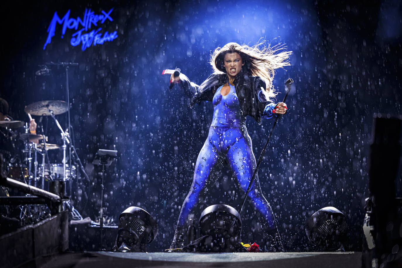 La cantante Nathy Peluso actúa bajo la lluvia en el escenario del lago durante el 55º Festival de Jazz de Montreux, en Suiza. 