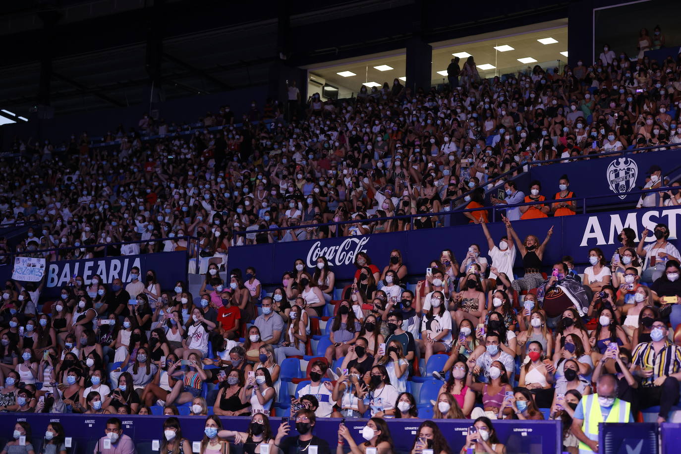 Miles de 'aitaners' y alguna cara famosa, como la de Ana Duato, han disfrutado este viernes del concierto que la cantante Aitana ha ofrecido en el estadio del Levante UD, dentro de su gira '11 Razones Tour'.