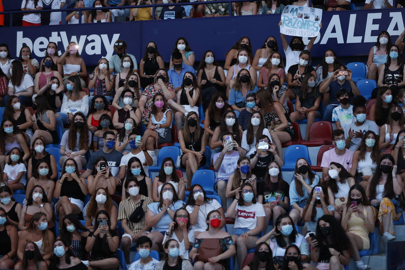 Miles de 'aitaners' y alguna cara famosa, como la de Ana Duato, han disfrutado este viernes del concierto que la cantante Aitana ha ofrecido en el estadio del Levante UD, dentro de su gira '11 Razones Tour'.