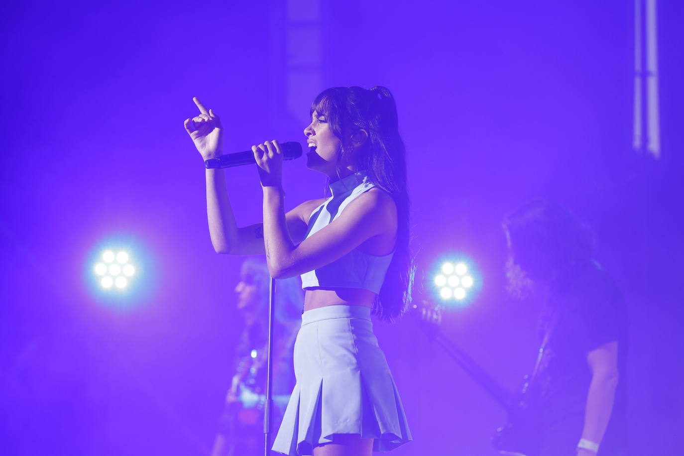 Miles de 'aitaners' y alguna cara famosa, como la de Ana Duato, han disfrutado este viernes del concierto que la cantante Aitana ha ofrecido en el estadio del Levante UD, dentro de su gira '11 Razones Tour'.