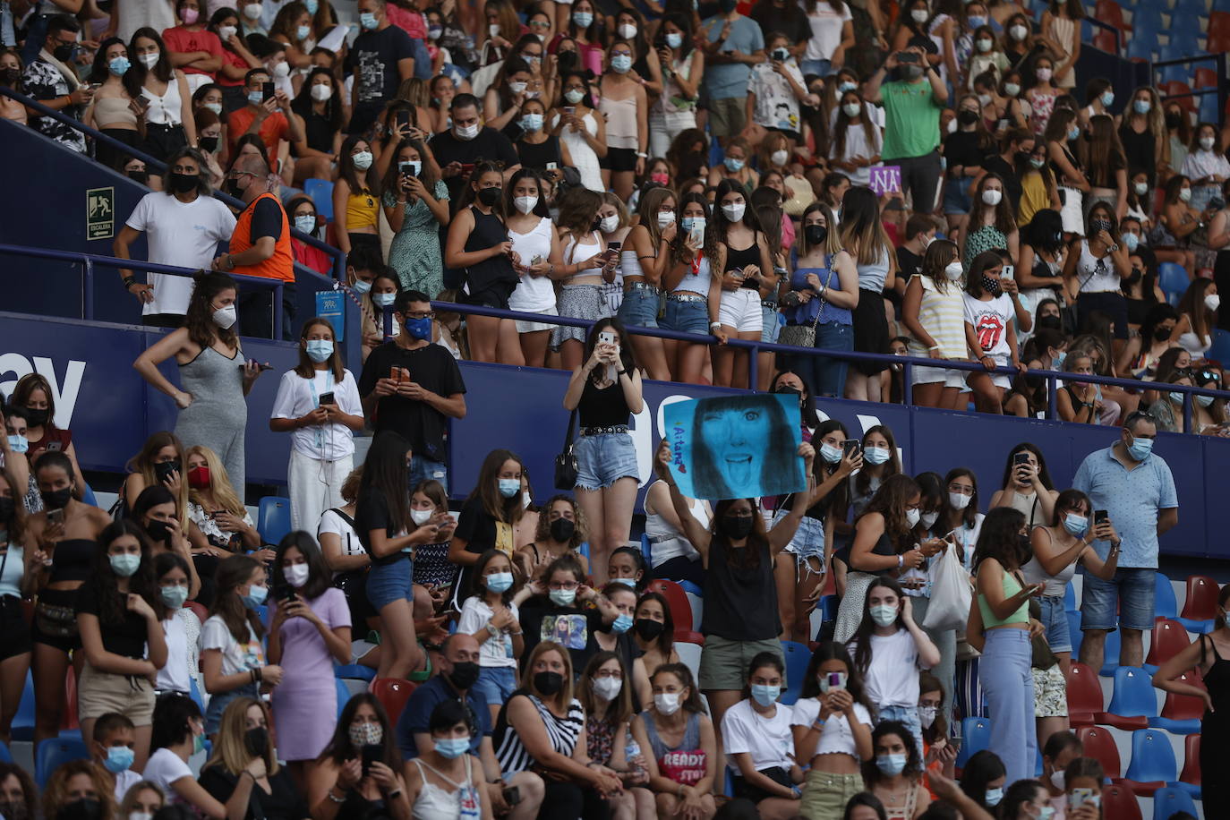 Miles de 'aitaners' y alguna cara famosa, como la de Ana Duato, han disfrutado este viernes del concierto que la cantante Aitana ha ofrecido en el estadio del Levante UD, dentro de su gira '11 Razones Tour'.