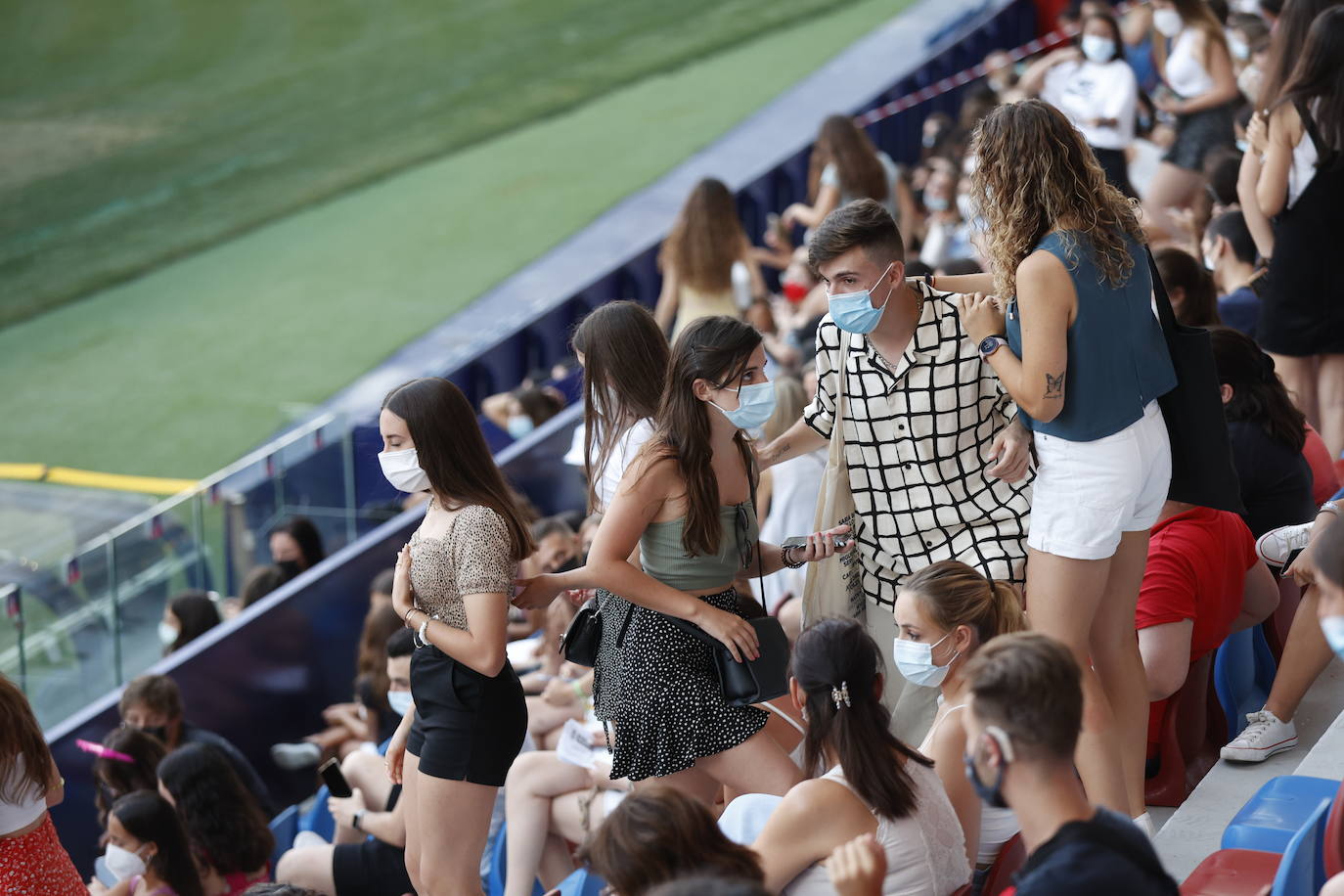 Miles de 'aitaners' y alguna cara famosa, como la de Ana Duato, han disfrutado este viernes del concierto que la cantante Aitana ha ofrecido en el estadio del Levante UD, dentro de su gira '11 Razones Tour'.