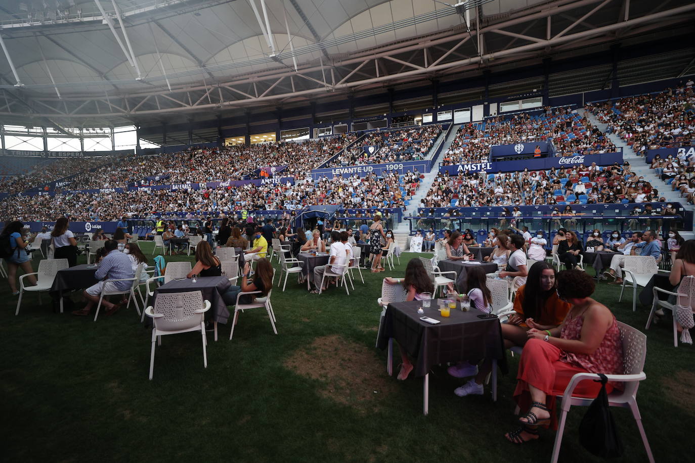 Miles de 'aitaners' y alguna cara famosa, como la de Ana Duato, han disfrutado este viernes del concierto que la cantante Aitana ha ofrecido en el estadio del Levante UD, dentro de su gira '11 Razones Tour'.