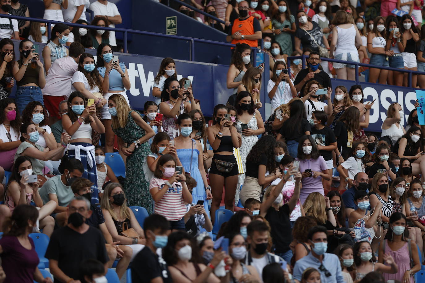 Miles de 'aitaners' y alguna cara famosa, como la de Ana Duato, han disfrutado este viernes del concierto que la cantante Aitana ha ofrecido en el estadio del Levante UD, dentro de su gira '11 Razones Tour'.